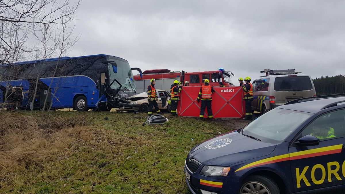 Řidič auta se na Plzeňsku čelně srazil s autobusem. Nehodu nepřežil